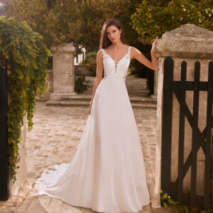 Robe de mariée Amelia, dentelle et traîne ample.