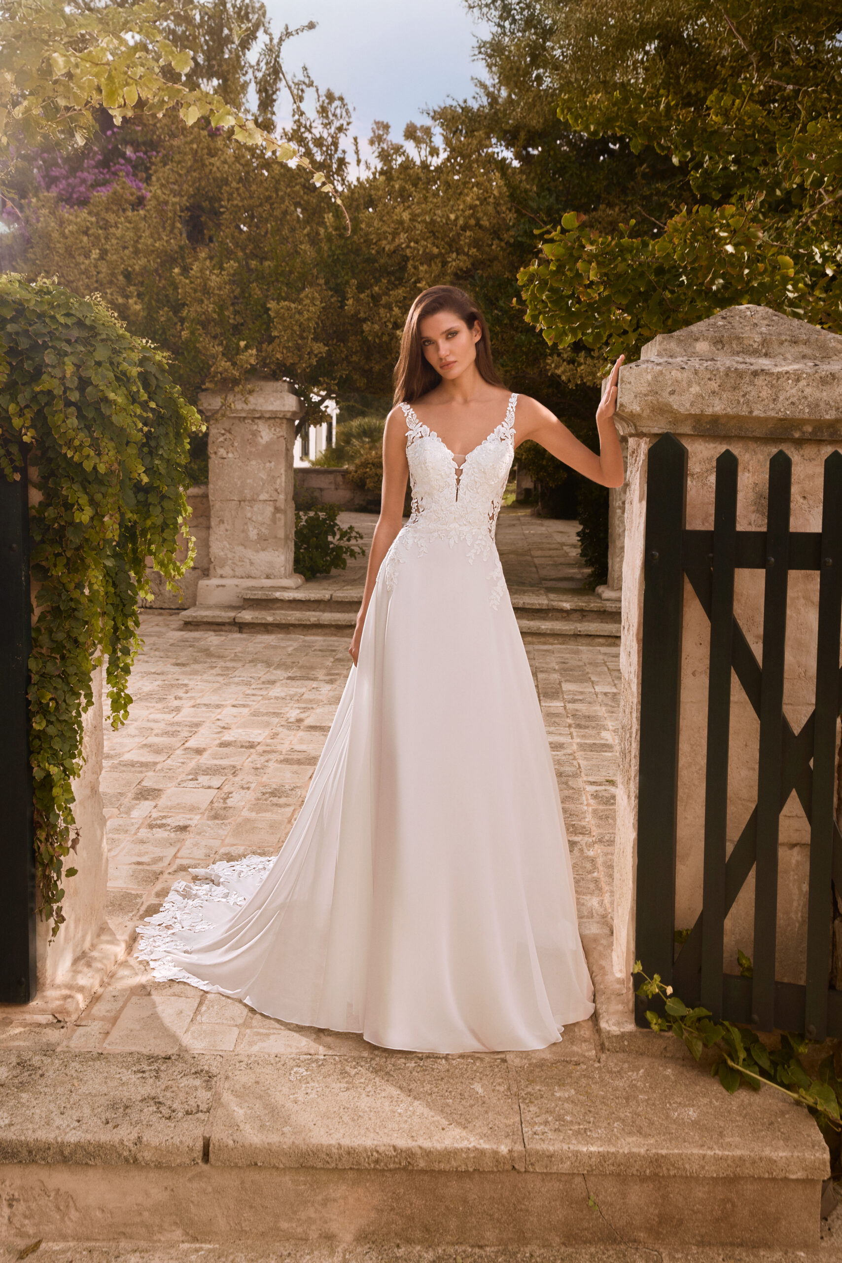 Robe de mariée Amelia, dentelle et traîne ample.