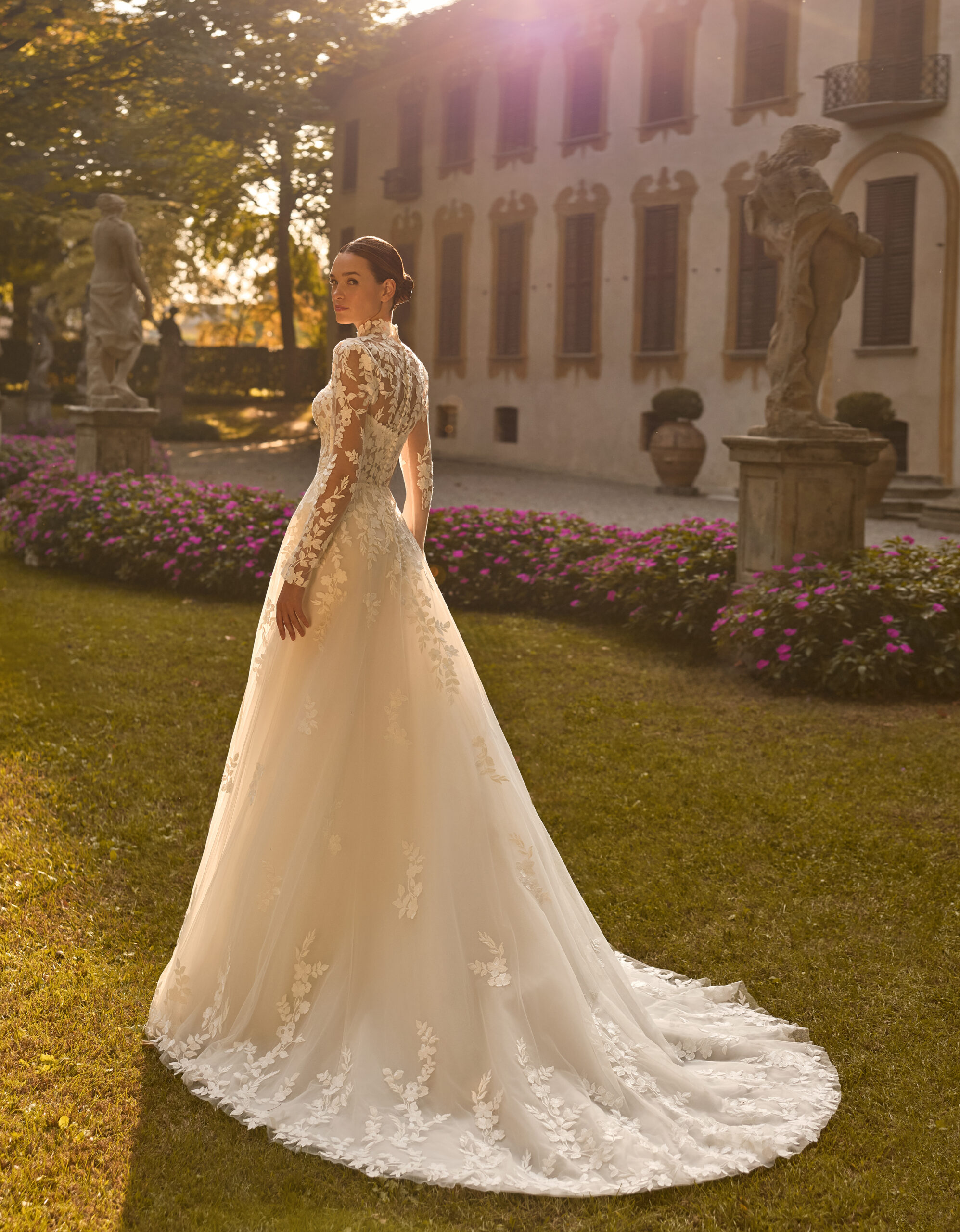 Robe de mariée Dua, silhouette sirène, dentelle florale scintillante